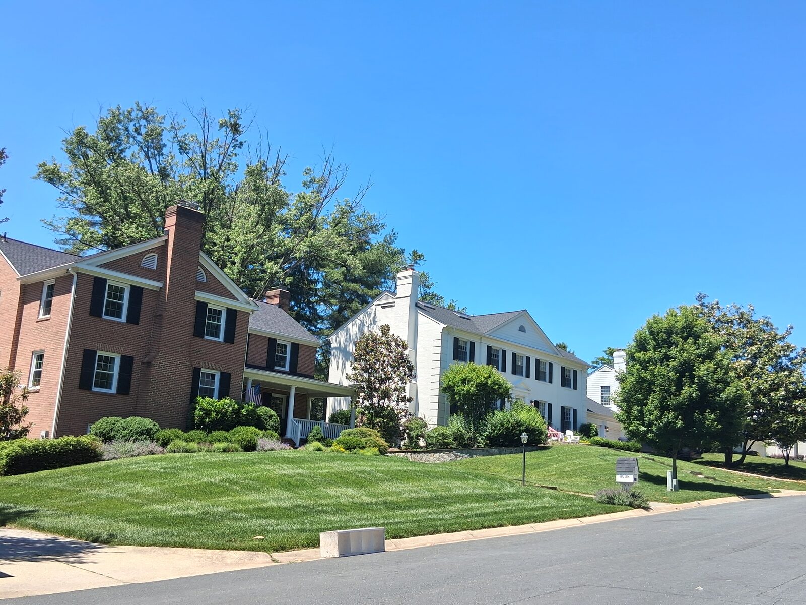 Colonial homes with manicured front lawns in River Falls, Potomac