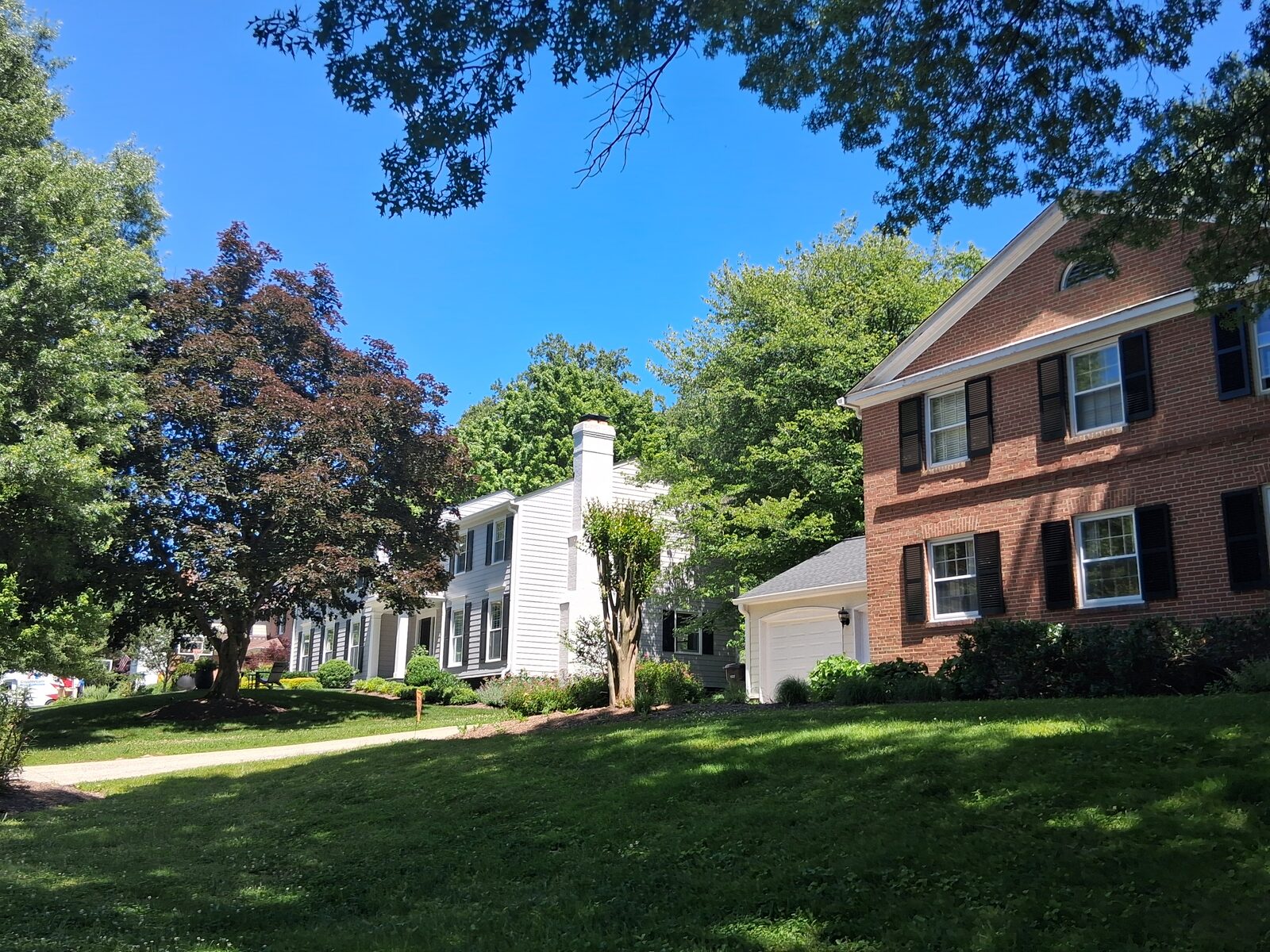 Brick colonial home with attached garage in River Falls, Potomac